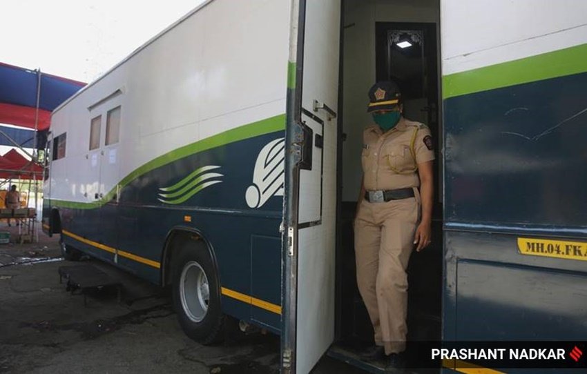 कोरोना वायरस से फैली महामारी के कारण हुए देशव्यापी लॉकडाउन के बीच मुंबई पुलिस को ड्यूटी के दौरान वैनिटी वैन की सुविधा दी गई है।