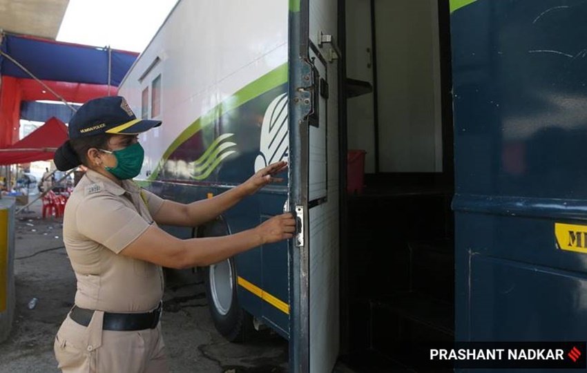 मुंबई पुलिस के पास 20 अप्रैल से ही ये वैनिटी वैन हैं। इन वैन्स को पुलिसकर्मी खासतौर पर महिला पुलिसकर्मी ड्यूटी के दौरान इस्तेमाल करती हैं।