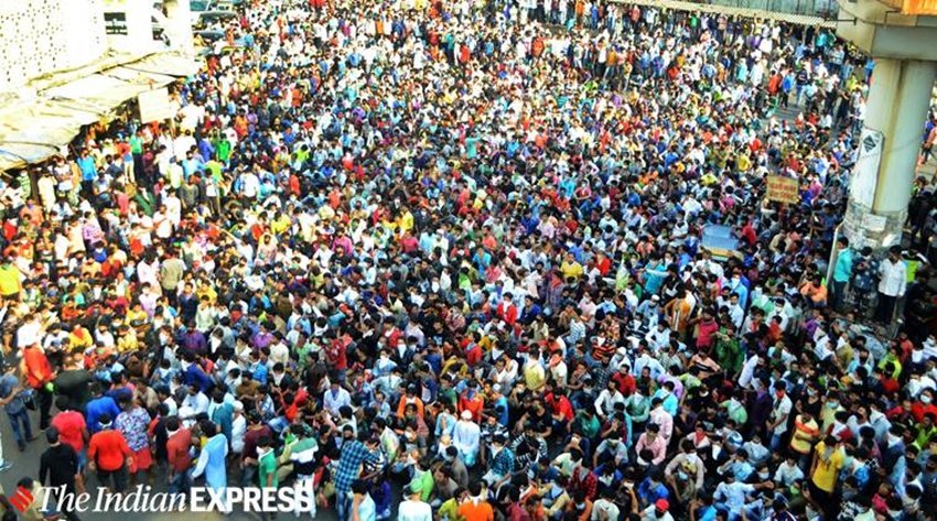 इस भीड़ को देखते हुए सोशल मीडिया कई खेमों में बंटा दिखा। कुछ लोग इसे मजदूरों की मजबूरी बताने लगे तो कुछ के अनुसार ये बेवकूफी है कि लॉकडाउन के बाद भी ये लोग इकट्ठा हो गए।