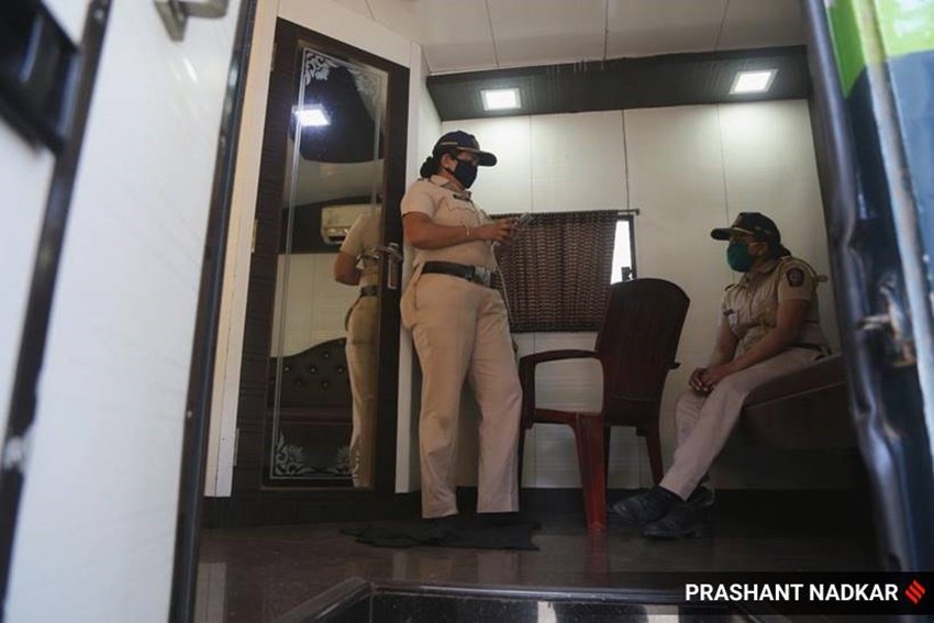 फिल्ममेकर्स ऑफ फ्रंटलाइन केयर, प्रोड्यूसर्स गिल्ड ऑफ इंडिया और केतन रावल के सौजन्य से मिशन सुरक्षा चलाया जा रहा है। इसी के तहत पुलिस कर्मियों को ये वैनिटी वैन्स दी गई हैं। केतन रावल के पास मुंबई में ढेर सारी वैनिटी वैंस हैं।