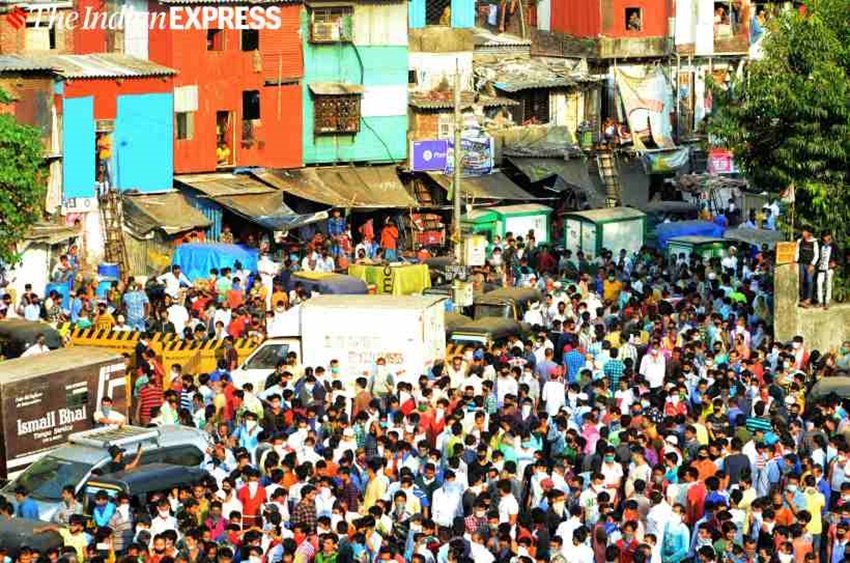 कुछ लोगों ने इस भीड़ को साजिश बताते हुए मजहबी रंग देने की कोशिश भी की। ऐसे लोग लिखने लगे कि ये लोग मस्जिद के बाहर क्या कर रहे थे। दरअसल बांद्रा स्टेशन के सामने ही मस्जिद है।