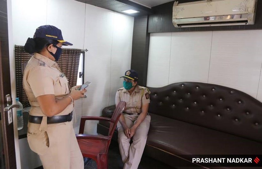 वैन्स के साथ ही पुलिसकर्मियों की सहूलियत के लिए मुंबई में कई जह टेंट औऱ शेल्टर होम्स बनाए गए हैं ताकि वह वहां पर आराम कर सकें।