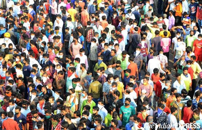 इस भीड़ को साम्प्रदायिक रंग देने वालों को कुछ सोशल मीडिया यूजर्स ने जवाब देते हुए लिखा कि इसे दृष्टि दोष ही कहेंगे तभी तो मस्जिद दिख गई लेकिन स्टेशन नहीं दिखा।