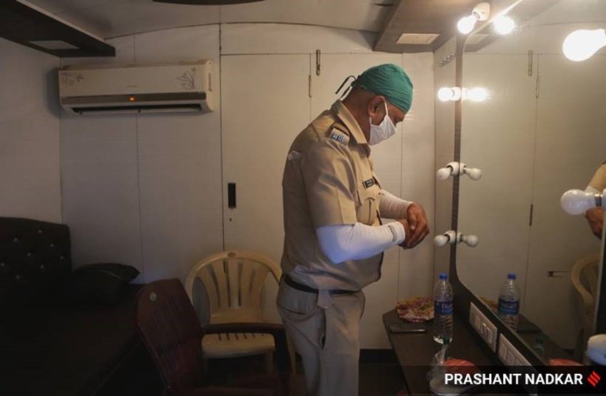 पुलिसकर्मियों को जो वैनिटी वैंस दिए गए हैं उनमें तीन कमरे हैं। ये वैंस वेब सीरीज और टेलीविजन सीरियल्स की शूटिंग में इस्तेमाल किए जाते थे। ये सारे वैन्स केतन रावल के हैं।