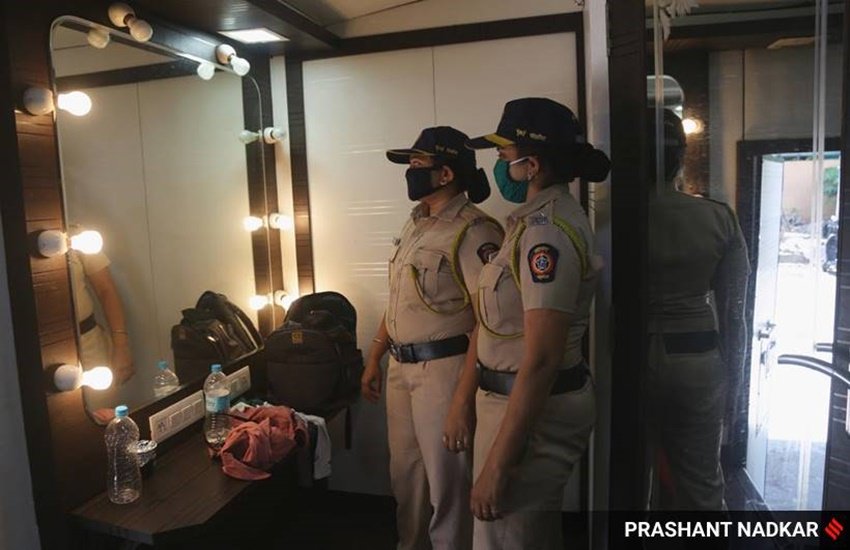 इन वैनिटी वैन में जो तीन रूम हैं उनमें से दो कमरों को महिला पुलिसकर्मी इस्तेमाल करती हैं और एक कमरे को पुरुष पुलिसकर्मी।