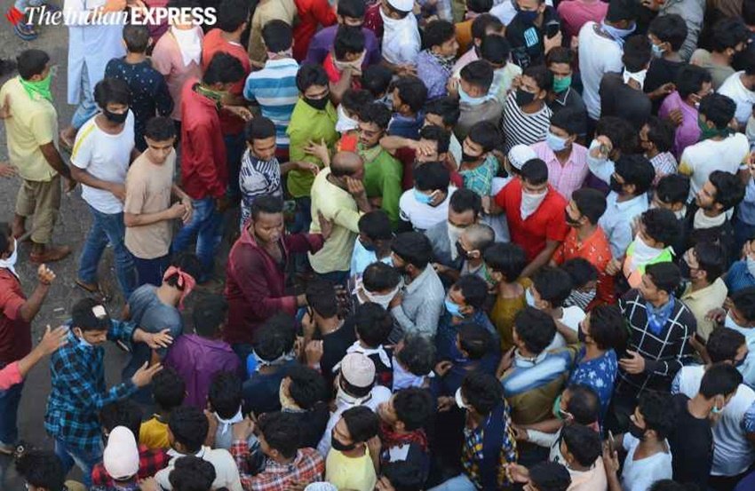 बता दें कि पूरे देश में पहले 14 अप्रैल तक लॉकडाउन का ऐलान किया गया था लेकिन मंगलवार को पीएम मोदी ने इस लॉकडाउन को 3 मई तक बढ़ा दिया है। <a href="https://www.jansatta.com/photos/humour-gallery/lockdown-2-0-this-is-how-social-media-reacts-over-pm-narendra-modi-speech-on-extention-till-3rd-may/1377761/ “>‘मैं नहीं बचेगा इधर..मर जाएगा’, लॉकडाउन बढ़ने पर वायरल हो रहे ऐसे फनी मीम्स