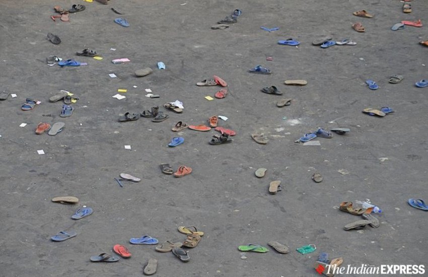 पुलिस ने कड़ी मशक्कत और बल प्रयोग के साथ भीड़ को वहां से हटा दिया। लेकिन इस मामले ने काफी तूल पकड़ लिया।