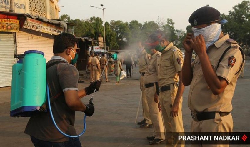 भीड़ को वहां से हटाने के बाद पुलिसवालों को सैनिटाइज किया गया।