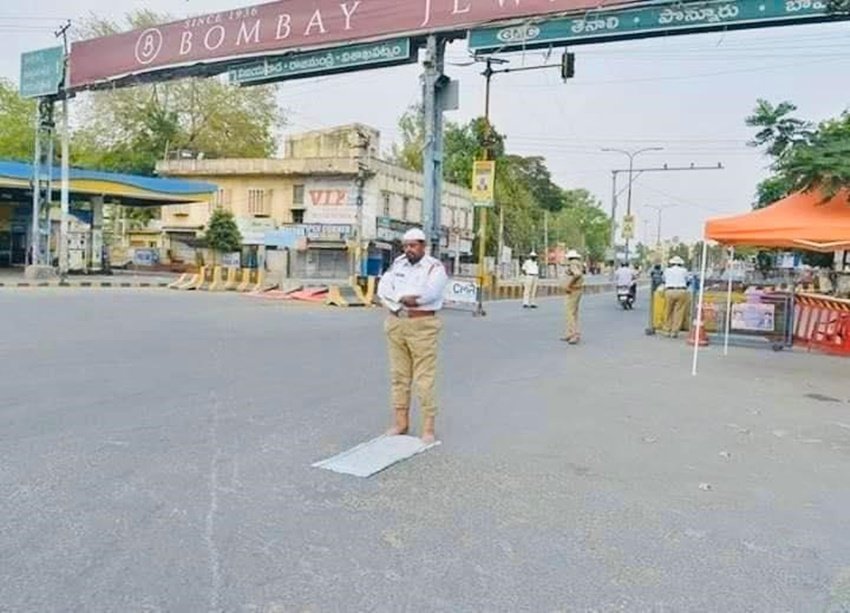 इन तस्वीरों को लेकर लोगों के बीच बहस छिड़ गई है। कुछ लोग करीमुल्लाह के ड्यूटी के दौरान ही नमाज पढ़ने की तारीफ कर रहे हैं तो कुछ लोग इस पर आपत्ति जताते हुए उनके खिलाफ कानूनी कार्रवाई करने की बातें भी कर रहे हैं।