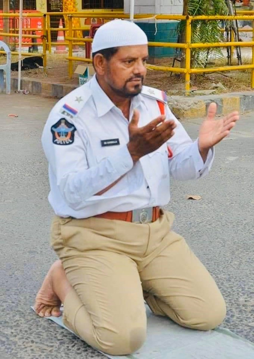 पिछले कुछ दिनों से ये तस्वीरें वायरल हो रही हैं जिनमें करीमुल्लाह सड़क पर वर्दी में नमाज पढ़ते दिख रहे हैं।