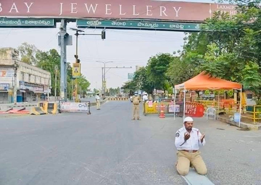 तस्वीरों में नमाज पढ़ते पुलिस कर्मी का नाम करीमुल्लाह बताया जा रहा है। कहा जा रहा है कि करीमुल्लाह आंध्र प्रदेश पुलिस में बतौर एएसआई कार्यरत हैं।