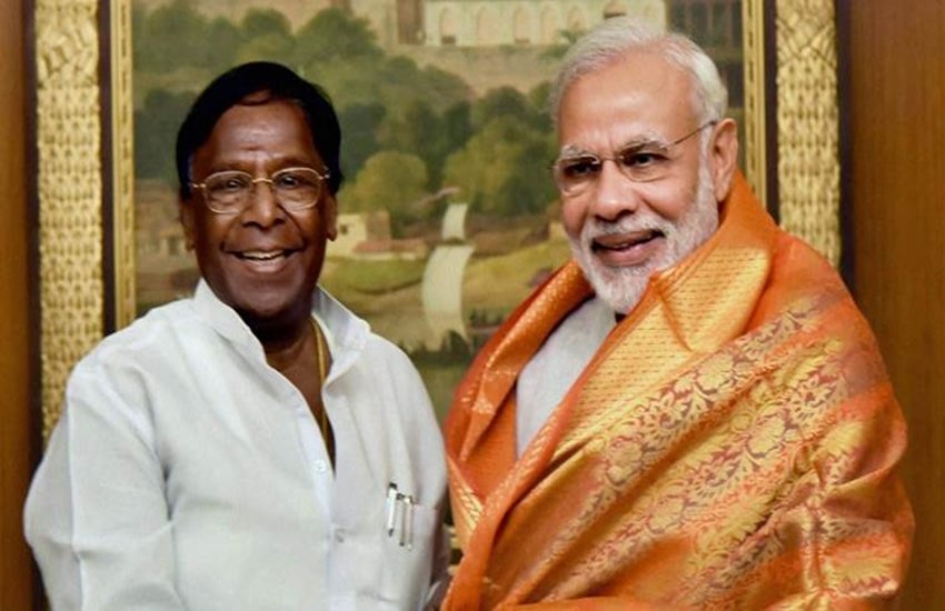 पुडुचेरी के मुख्यमंत्री वी नारायणसामी के साथ प्रधानमंत्री नरेंद्र मोदी। (फाइल फोटो)