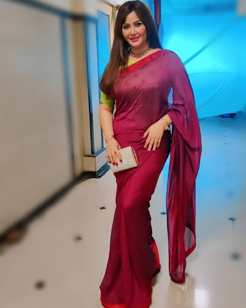 नौशीन का मानना है कि टीवी की तुलना में बॉलीवुड काफी उदार है। तभी वहां खान एक्टर्स का दबदबा है।