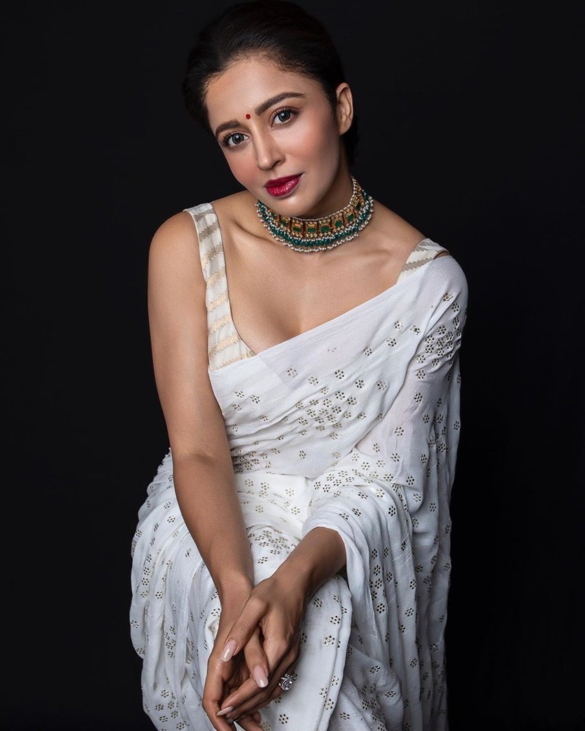 कुछ यूजर्स ने नेहा पेंडसे को समझाया कि अगर स्मोकिंग का नुकसान समझना है तो एक बार अपने फेफड़ों की जांच करा कर देख लो।