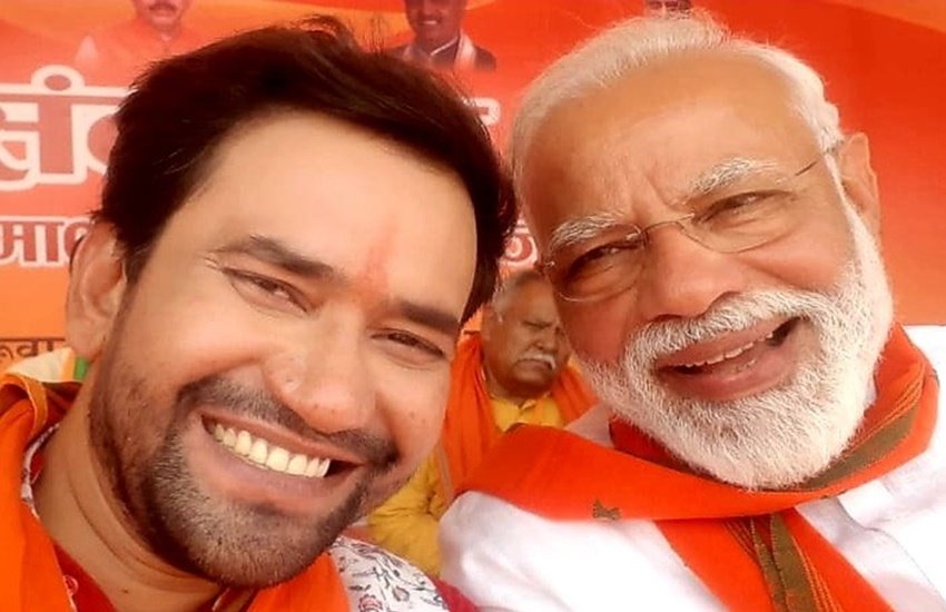 Coronavirus Lockdown: क्वैरन्टाइन के लिए गाजियाबाद के अस्पताल में भर्ती कुछ जमातियों द्वारा वहां मौजूद नर्सों के साथ अश्लील बर्ताव करने का मामला सामंने आया है। इन लोगों पर आरोप है कि ये लोग अस्पताल में बिना कपड़ों के घूमते मिले। ये गंदे गाने गा रहे हैं और अश्लील इशारे भी कर रहे हैं, साथ ही इलाज में सहयोग भी नहीं कर रहे हैं। शिकायत मिलने के बाद पुलिस ने मामला दर्ज कर लिया। जमातियों द्वारा की गई इस हरकत पर भोजपुरी फिल्म स्टार और बीजेपी नेता दिनेश लाल यादव उर्फ निरहुआ ने पीएम मोदी से ऐसे लोगों को गोली मारने की अपील की है। (All Photos: Dinesh Lal Yadav Nirahua Facebook)