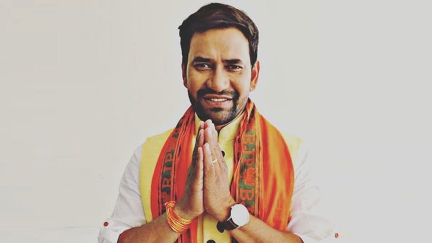 दिनेश लाल यादव उर्फ निरहुआ ने अपनी एक फिल्म की फीस प्रधानमंत्री राहत कोष में जमा कराई है। साथ ही वह भोजपुरी फिल्म इंडस्ट्री में काम करने वाले दैनिक कर्मियों को राशन भी मुहैया करा रहे हैं। अपने लोकसभा क्षेत्र आजमगढ़ में भी वह जरूरतमंदों के खाने-पीने का इंतजाम कर रहे हैं।