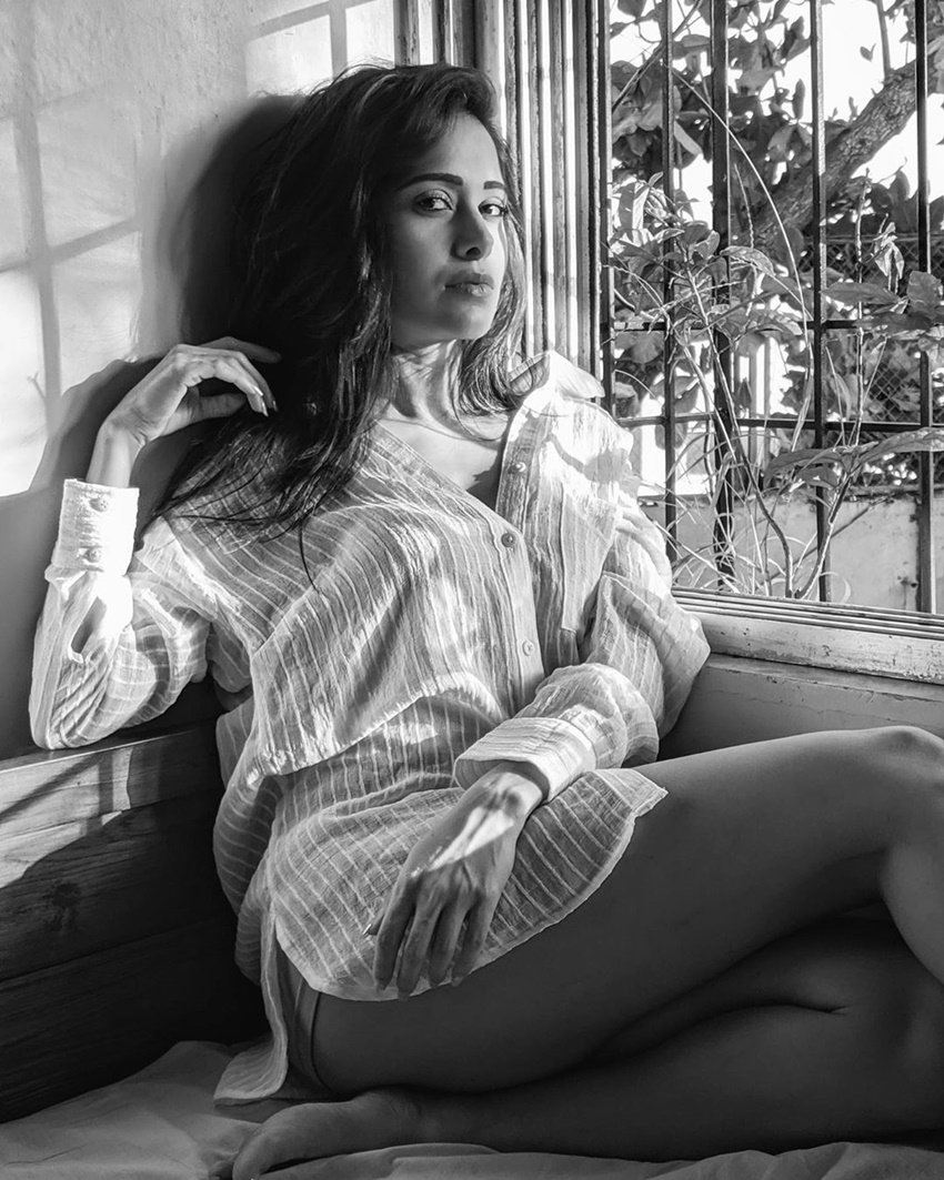 लॉकडाउन के कारण घर के अंदर से ही नुशरत अपनी तस्वीरें फैंस के साथ शेयर कर रही हैं। उन्होंने जो लेटेस्ट तस्वीरें शेयर की हैं उनमें वह कमरे की खिड़की के पास बैठी हैं।