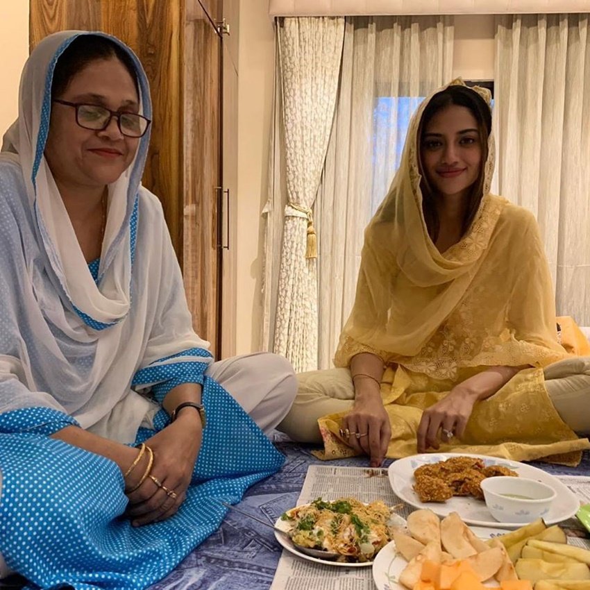 इन तस्वीरों पर लोग लिख रहे हैं कि शादी के बाद तो स्त्री अपने ससुराल के हिसाब से चलती है तो फिर आप रोजा क्यों रख रही हैं।