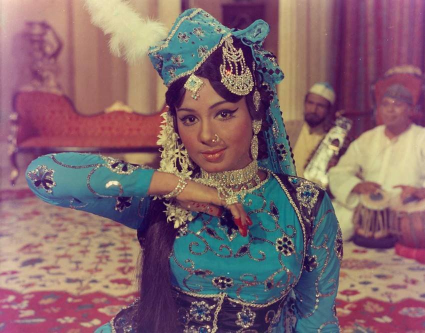 बाद में पद्मा ने बॉलीवुड फिल्म बीबी और मकान में डेब्यू किया। लेकिन सफलता उन्हें 70 के दशक में मिली जब पद्मा को देवानंद की फिल्म जॉनी मेरा नाम में काम मिला। फिल्म में उन्हें आइटम सॉन्ग करने का मौका मिला।