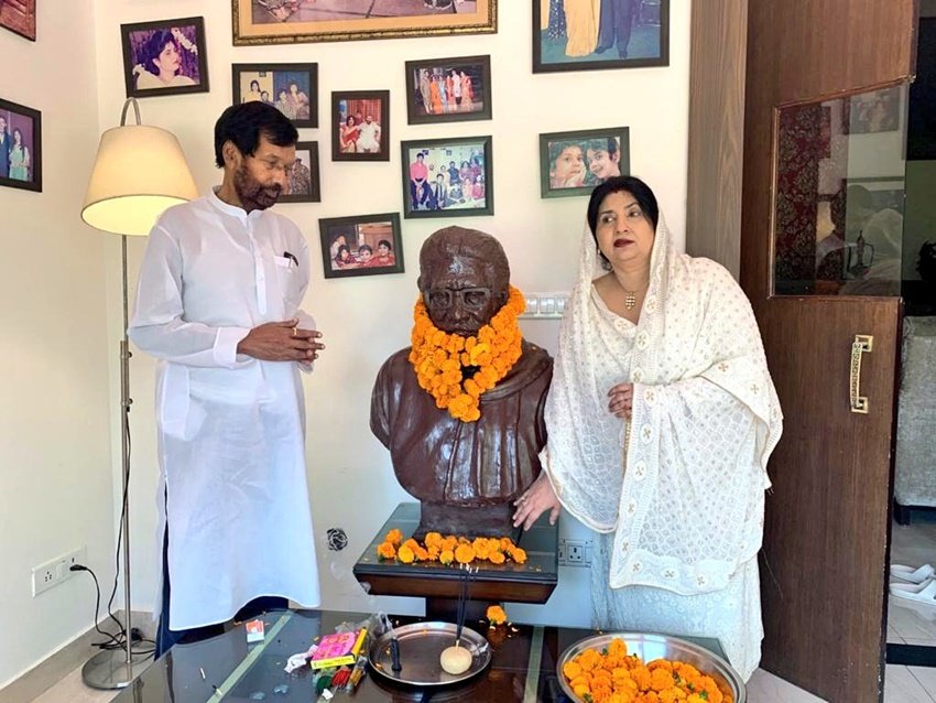 इन तस्वीरों में दिख रहा है कि जहां राम विलास के परिवार के लोगों की तस्वीरों से घर की दीवारें पटी हुई हैं वहीं उनके पिता की मूर्ति भी वहीं रखी गई है। राम विलास पासवान के अलावा दूसरे केंद्रीय मंत्रियों के घर के अंदर की तस्वीरें भी मीडिया और सोशल मीडिया में आती रही हैं। आइए देखते हैं उनके घर के अंदर की तस्वीरें: