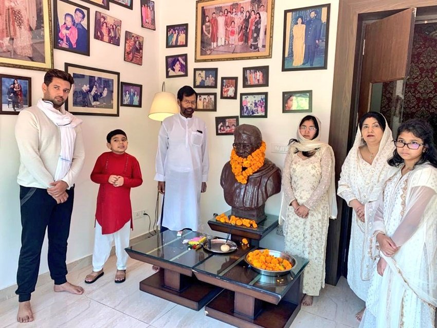 24 अप्रैल को केंद्रीय मंत्री राम विलास पासवान ने अपने पिता की 26वीं पुण्यतिथि पर कुछ तस्वीरें शेयर कीं। इन तस्वीरों में वह अपने पूरे परिवार के साथ पिता की मूर्ति पर माल्यार्पण करते नजर आए। राम विलास ने अपने घर के अंदर ही पिता की मूर्ति बनवा रखी है।