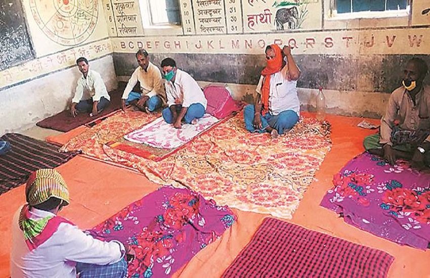 22 साल के जितेंद्र कुमार यहां घूम रहे हैं। पूछे जाने पर कि क्या उन्हें घर में नहीं होना चाहिए? उन्होने कहा "कोरोना? हम तो कोरोना को चबा जाएंगे। हम लोग मेहनत करने वाले आदमी हैं।(Express photo by Santosh Singh)