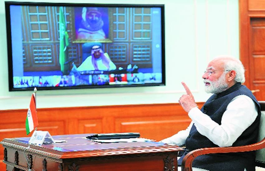 अंतरराष्ट्रीय नेताओं से बात करते पीएम मोदी।