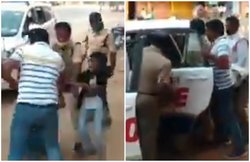 VIDEO: चीखते बच्चे के सामने पिता को सड़क पर पीटा, फिर बाप-बेटे को पुलिस वैन में ठूंस ले गए