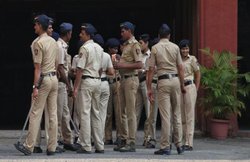 AIIMS के चिकित्सकों का आरोप, ‘पुलिस ने कोरोना वायरस फैलाने का आरोप लगाया और मार कर हाथ तोड़ दिये’