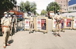India Lockdown: ‘किसने कहा हम घर से बाहर नहीं जा सकते?’ इतना बोल भीड़ ने पुलिस वालों को लाठी-डंडों से पीटा