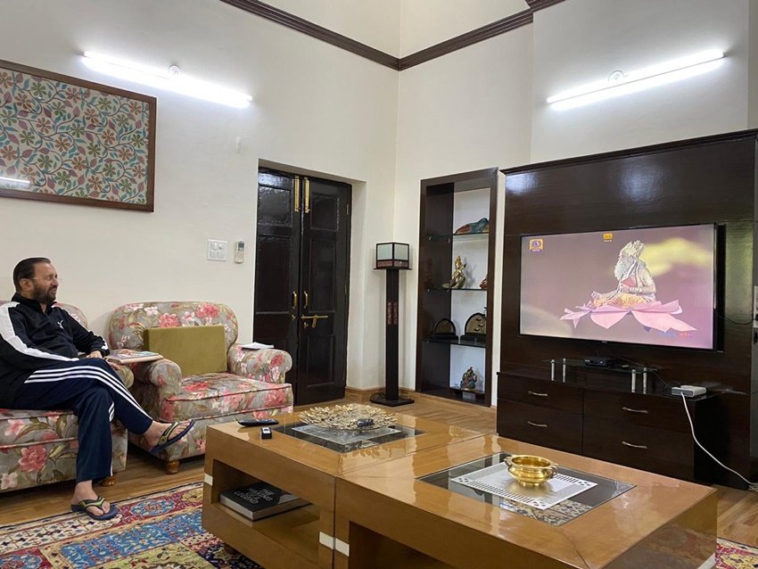 यह तस्वीर दूरदर्शन पर रामायण के दोबारा प्रसारण के बाद प्रकाश जावड़ेकर ने अपने टेविटर अकाउंट से शेयर की थी।