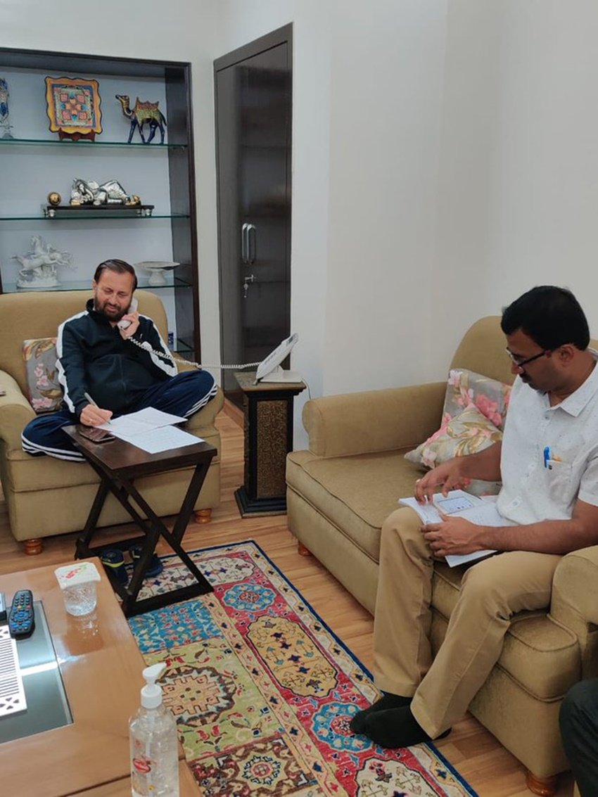 प्रकाश जावड़ेकर भी आए दिन अपने घर के अंदर की तस्वीरें शेयर करते रहते हैं।