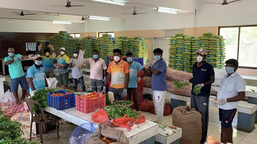 प्रकाश राज ने बेंगलुरू में गोदाम बनाया है जिसमें राहत सामग्री रखी गई है। यहीं से लोगों तक मदद पहुंच रही है।