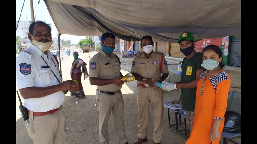 प्रकाश राज की संस्था कोरोना से जंग में जुटे डॉक्टर्स और पुलिसवालों की भी मदद में लगी है।