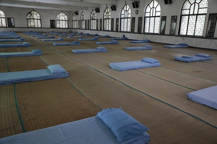 आजम मस्जिद के भीतर 9,000 वर्ग फुट के इस हॉल में एक साथ 80 लोगों को क्वारंटाइन किया जा सकता है।