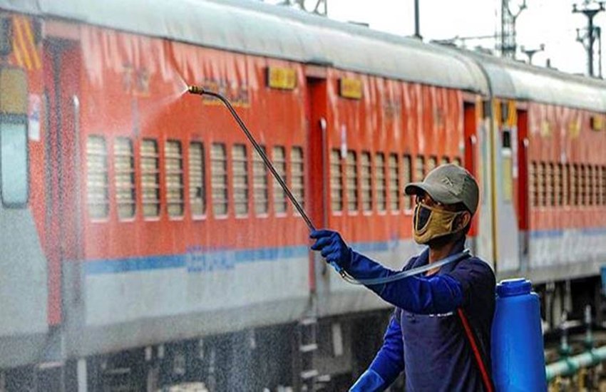 रेलवे हर ट्रेन में क्षमता से आधे यात्री संख्या के साथ चलेंगी, ताकि सोशल डिस्टेंसिंग के नियमों का पालन हो। 