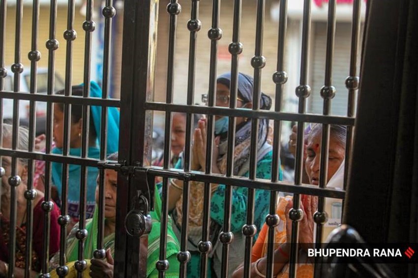 ये तस्वीर वड़ोदरा के राम मंदिर की है। इसमें दिख रहा है कि मंदिर के बाहर से ही महिलाएं पूजा अर्चना कर रही हैं।