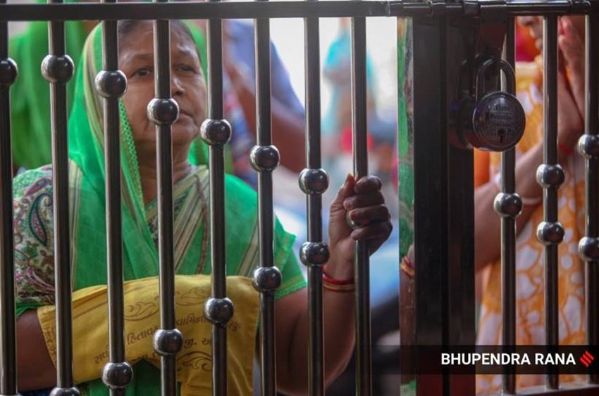 कोरोना वायरस के संक्रमण को देखते हुए मंदिरों को बंद ही रखा गया है।