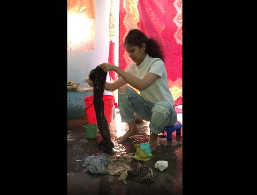 रतन राजपूत का कहना है कि वह यहां पर अपनी पहचान छिपा कर रह रही हैं। <a href="https://www.jansatta.com/photos/picture-gallery/lockdown-kanagana-ranaut-enjoys-her-old-days-again-in-covid-19-lockdown/1368017/  “>लॉकडाउन में दोबारा से अपने बचपन को जी रहीं कंगना रनौत, ये तस्वीरें हैं गवाह
