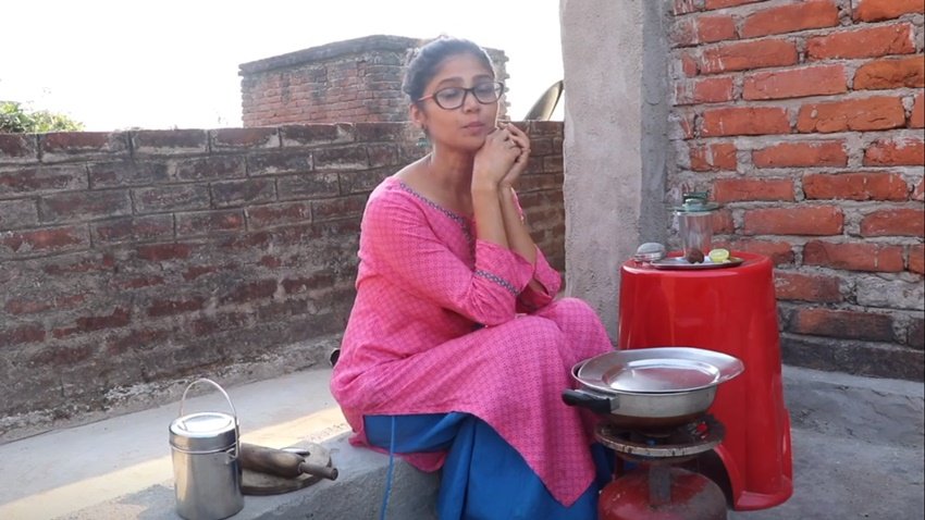 रतन आए दिन उस गांव से अपनी तस्वीरें औऱ वीडियो सोशल मीडिया में शेयर कर रही हैं।