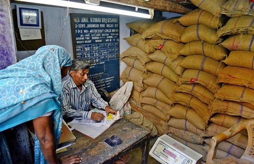 राशन की दुकान में महिला ग्राहक।
