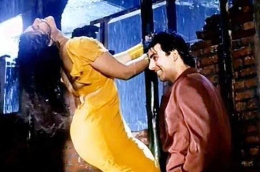 इतनी मुश्किलों के बाद गाना शूट हुआ और सुपरहिट भी साबित हुआ। गाने में रवीना औऱ अक्षय की केमिस्ट्री भी काफी पसंद की गई थी।