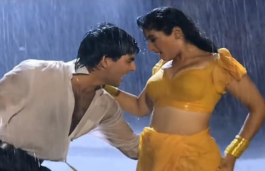 साल 1994 में मोहरा (Mohra) फिल्म रिलीज हुई थी। फिल्म जबरदस्त हिट साबित हुई। फिल्म में मुख्य कलाकार थे अक्षय कुमार, सुनील शेट्टी, नसीरुद्दीनशाह और रवीना टंडन (Raveena Tandon)। फिल्म के गानों ने भी सफलता के सारे रिकॉर्ड तोड़ डाले थे। ये गाने आज भी सुने औऱ गुनगुनाए जाते हैं। ऐसा ही एक गाना था- टिप टिप बरसा पानी। इस गाने को लेकर रवीना टंडन ने हाल ही में कुछ खुलासे किये हैं।