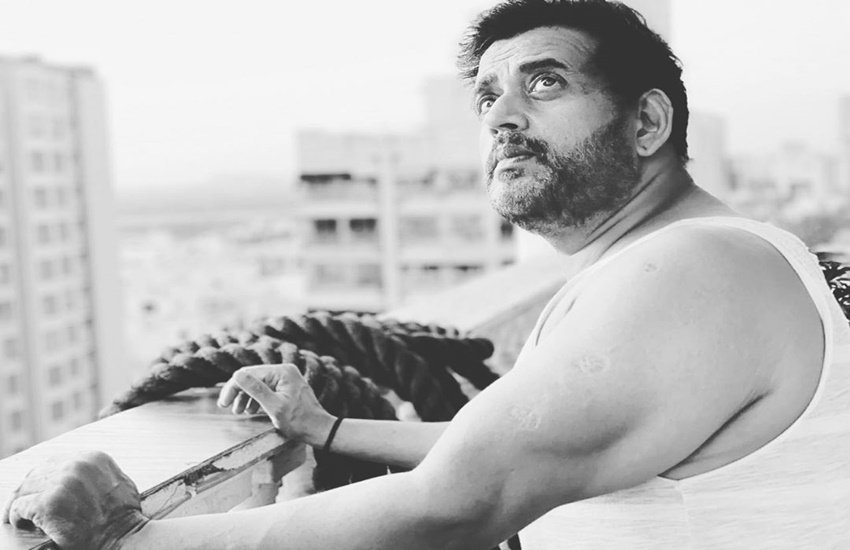 22 तारीख को पोस्ट की गई इस फोटो में रवि किशन घर पर ही कसरत करते हुए दिख रहे हैं। 20 मार्च को जनता कर्फ्यू वाली फोटो से लेकर 22 मार्च तक की इस फोटो में आप साफ देख सकते हैं कि रवि किशन के लुक में कितना अंतर आ चुका है।