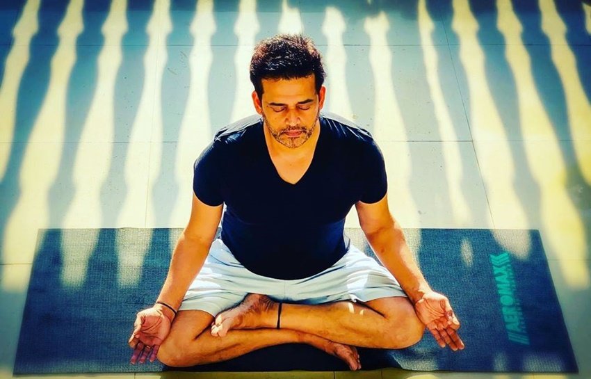 यह तस्वीर रवि किशन ने 11 अप्रेल को पोस्ट की थी। इसमें वह खुद को फिट रखने के लिए योग करते दिख रहे हैं।