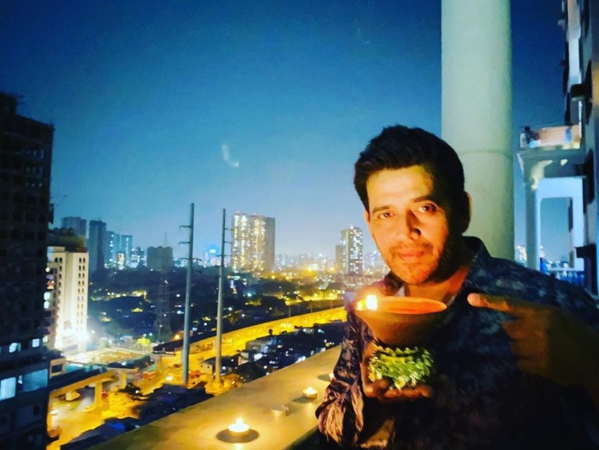 अमूमन क्लीन शेव्ड रहने वाले रवि किशन ने अपनी दाढ़ी बढ़ा ली है। तस्वीर 5 अप्रैल की है जब पीएम मोदी के आह्वाहन पर रात 9 बजे लोगों ने अपने घर पर दिये जलाए थे।