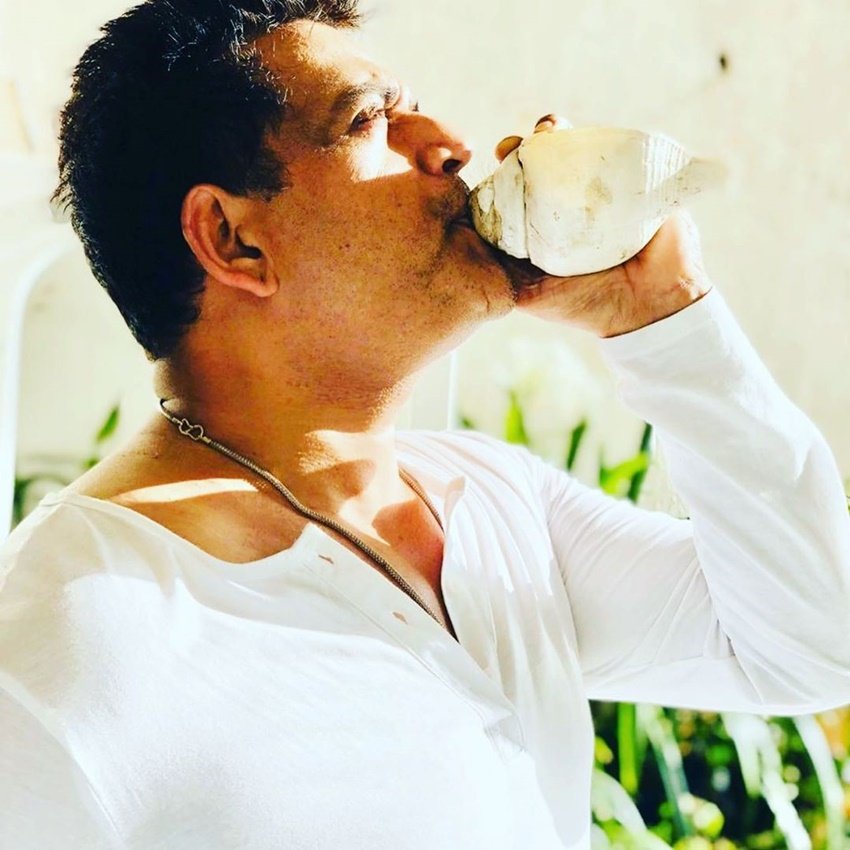 यह तस्वीर 20 मार्च को जनता कर्फ्यू वाले दिन की है। इसमें रवि किशन अपने घर से कोरोना वॉरियर्स के सम्मान में शंख बजाते दिख रहे हैं।