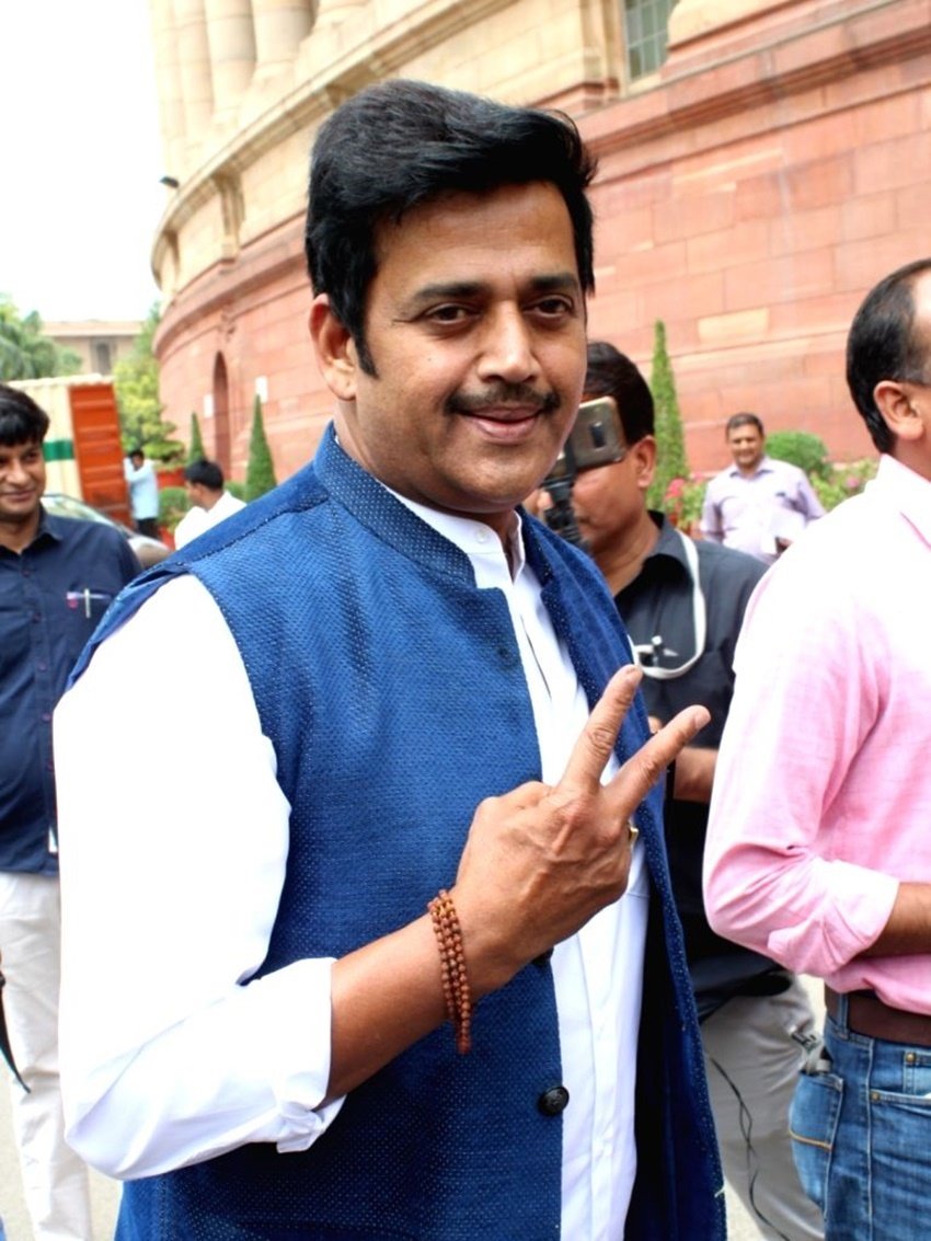 एक्टर और सांसद रवि किशन ने अपनी एक महीने की सैलरी के साथ ही एक करोड़ रुपए दान किये हैं। वह भोजपुरी फ़िल्म इंडस्ट्री के कामगारों को राशन भी बांट रहे हैं।