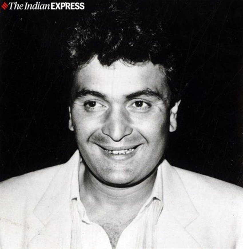 महाराष्ट्र पुलिस ने अंतिम संस्कार में 20 से ज्यादा लोगों के शामिल होने पर पाबंदी लगाई है। ऐसे में देखना होगा कि परिवार के कौन से सदस्य अपने प्यारे ऋषि कपूर की अंतिम यात्रा में शामिल हो पाते हैं। <a href="https://www.jansatta.com/photos/picture-gallery/irrfan-khan-best-friend-tigmanshu-dhulia-pay-his-last-tribute-to-bollywood-finest-actor/1392512/“>जिस दोस्त ने इरफान को बनाया ‘इरफान’, उसी के कंधे पर निकला बेमिसाल एक्टर का जनाजा