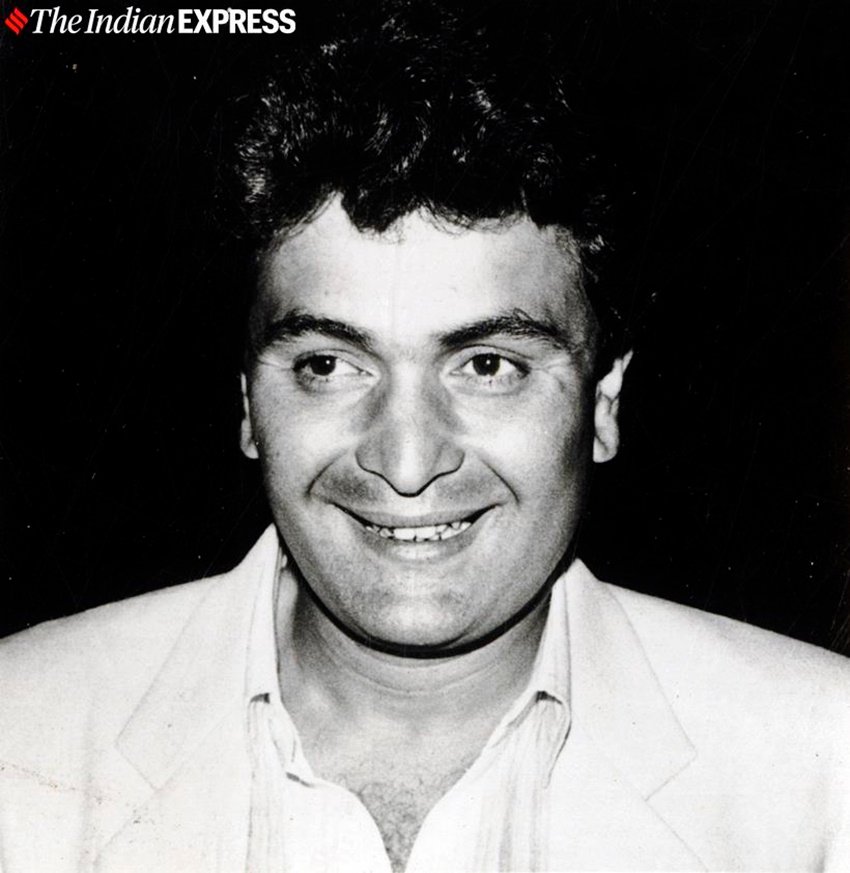 ऋषि कपूर ने एक इंटरव्यू में बताया था- मुझे बोला गया था कि श्री 420 में मुझे एक शॉट देना है और मेरे बड़े भाई और बहन भी इस शॉट में होंगे। जब भी शॉट हो तब हमें बारिश में चलना था। ऐसे में शॉट के दौरान जब भी पानी मुझपे गिरता तो मैं रोने लगता। इसकी वजह से वो शूटिंग नहीं कर पा रहे थे। तो नरगिस ने मुझे कहा कि अगर तुम शॉट के दौरान अपनी आंखें खुली रखोगे और रोओगे नहीं तो मैं तुम्हें चॉकलेट दूंगी। इसके बाद मैंने सिर्फ चॉकलेट के लिए अपनी आंखें खुली रखीं और वो मेरा पहला शॉट था।